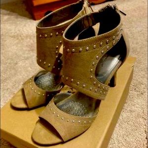 New Worthington tan colored heels sz 9.
